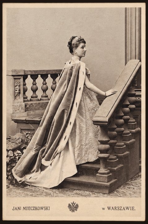 Postcard No. 29 — a lady in a tiara and an ermine cloak on the stairs, photo studio “Jan Mieczkowski w Warszawie”, portrait